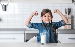 Niña saludable disfrutando leche fresca lala