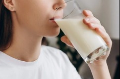 persona tomando leche fresca Lala