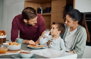 personas tomando leche lala en el desayuno