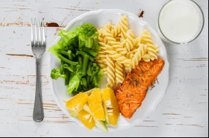 comida balanceada servida con leche fresca